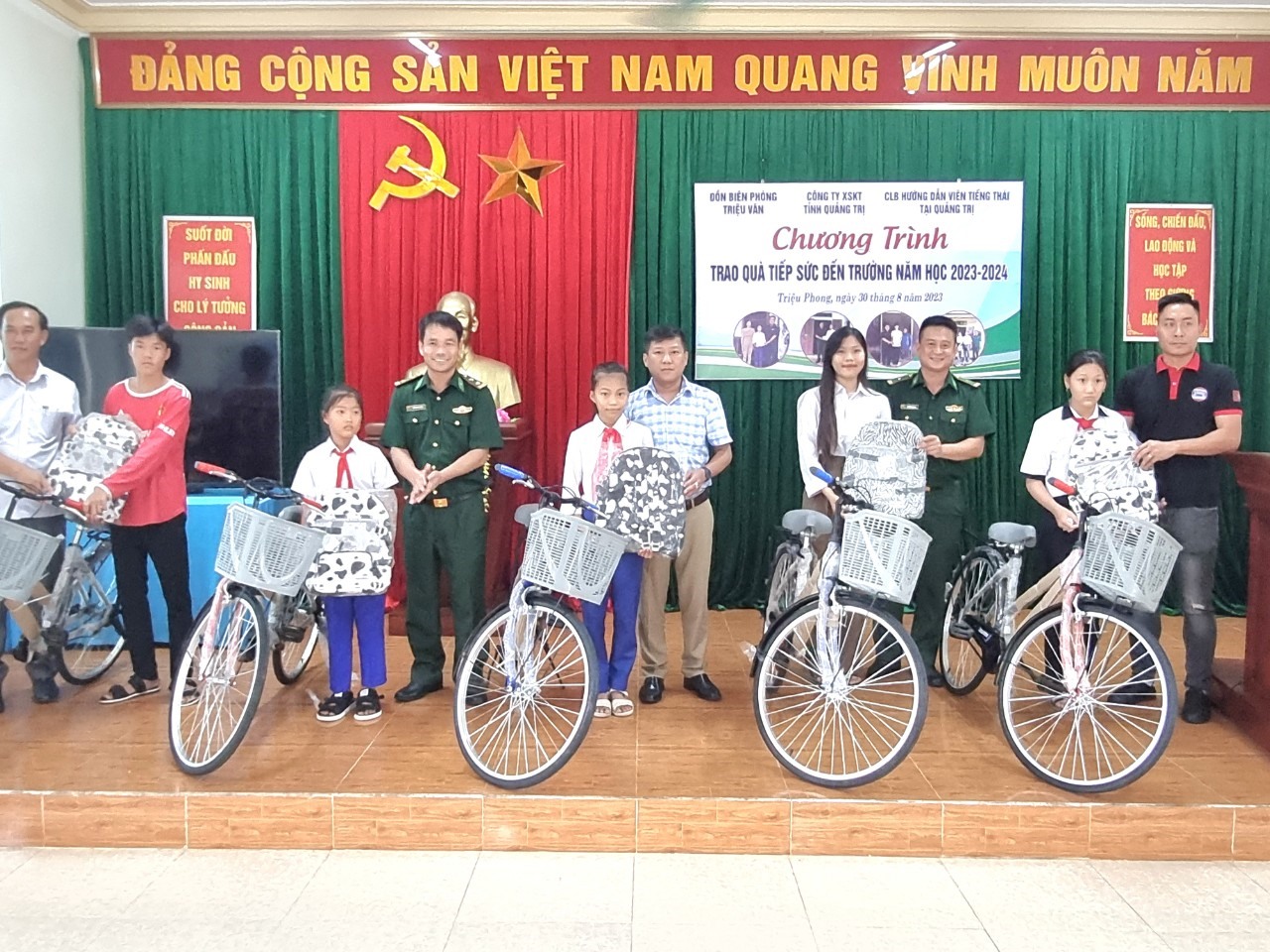 Đại tá Ngô Xuân Thường - Phó Chính ủy BĐBP tỉnh,cùng các đại biểu và Nhà tài trợ trao quànăm học mới cho các cháu.
