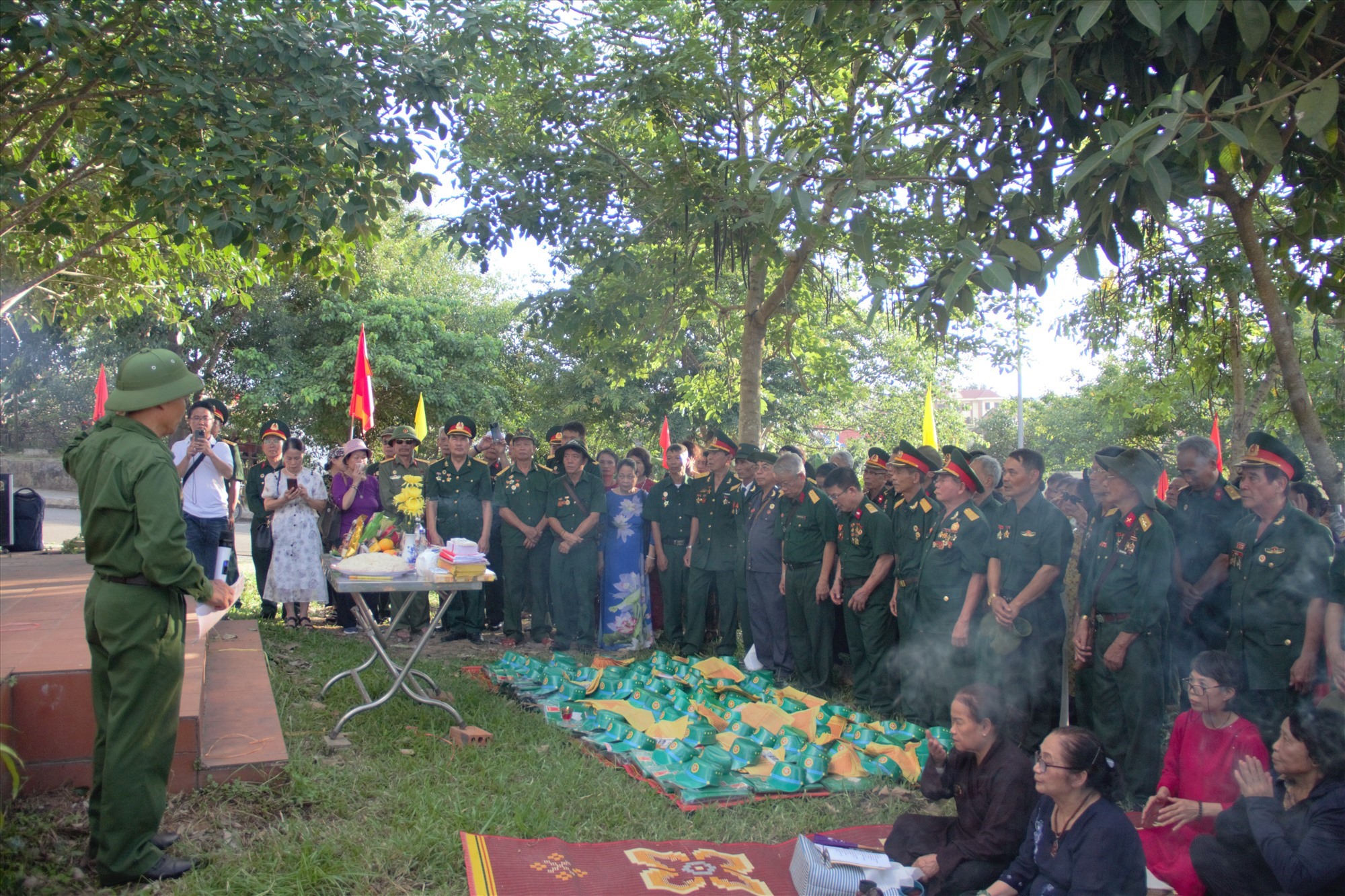 Các cựu chiến binh thuộc Trung đoàn 241 thắp hương, viếng các đồng đội hy sinh, an nghỉ ở Khe Sanh trong chiến dịch Đường 9 - Khe Sanh