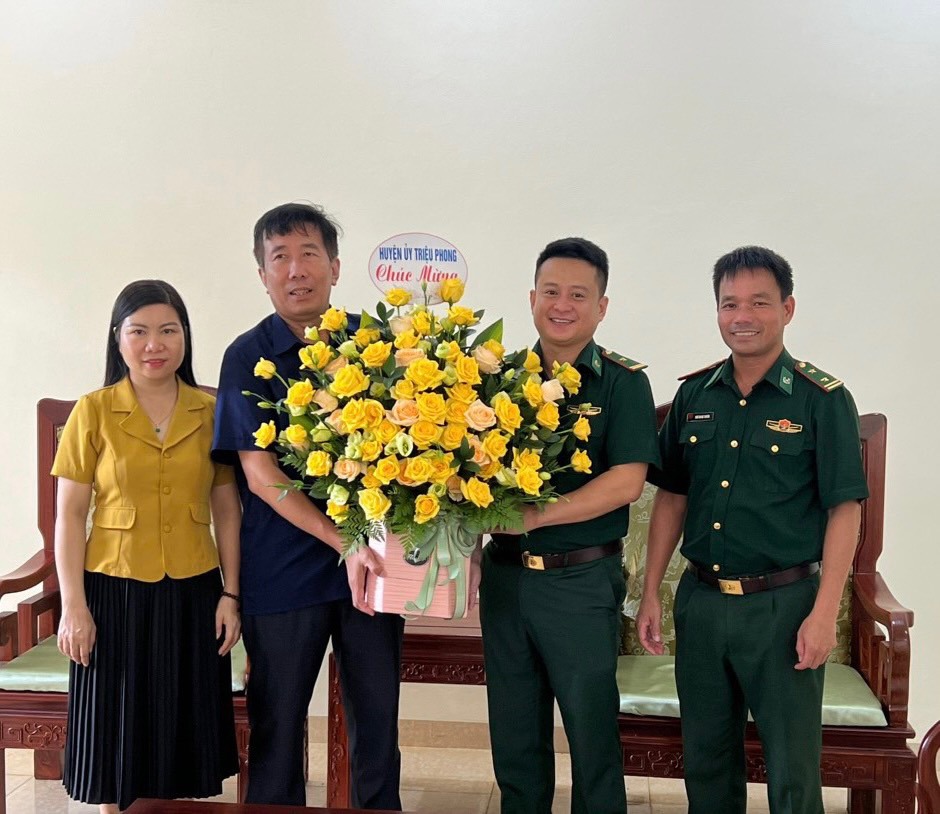 Ông Nguyễn Hữu Ngọc (người thứ 2, bìa trái) - Phó Bí thư thường trực Huyện uỷ Triệu Hong tặng hoa chức mừng