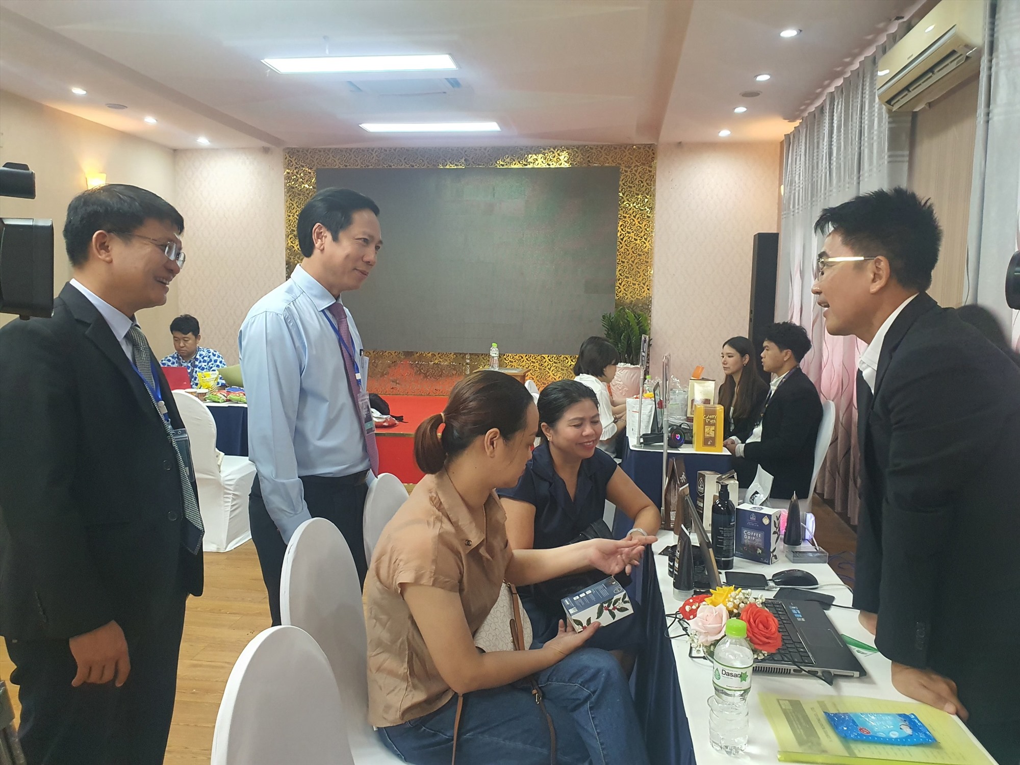 Phó Chủ tịch UBND tỉnh Hoàng Nam thăm các gian hàng trưng bày tại hội nghị của doanh nghiệp Thái Lan - Ảnh: T.T