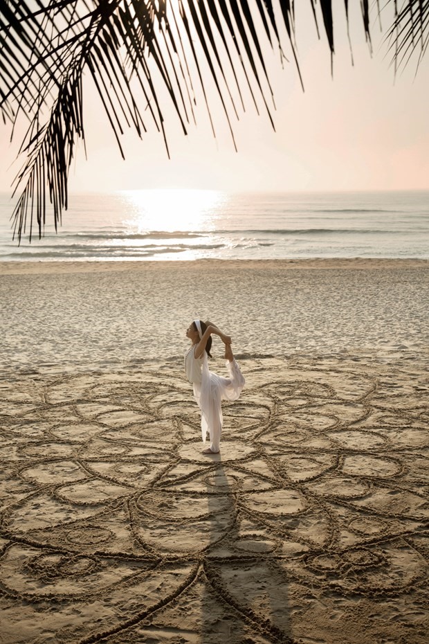 Những bãi tắm cát mịn màng, trải dài Phú Quốc lý tưởng cho những buổi tập yoga. (Ảnh: CTV/Vietnam+)