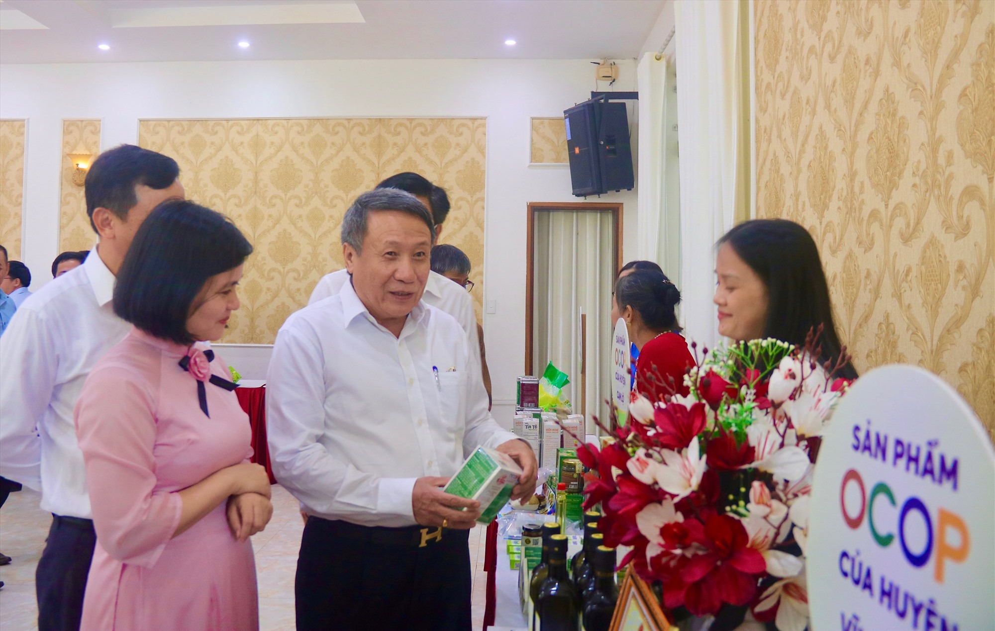 Phó Chủ tịch Thường trực UBND tỉnh Hà Sỹ Đồng thăm các gian hàng trưng bày, quảng bá sản phẩm OCOP vừa được công nhận- Ảnh: N.B