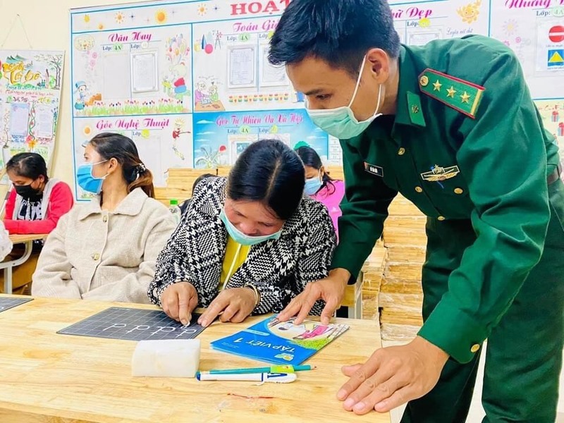 Đại úy Hồ Văn Hữu dạy các lớp xóa mù chữ cho phụ nữ lớn tuổi trên địa bàn - Ảnh: ĐÌNH TIẾN