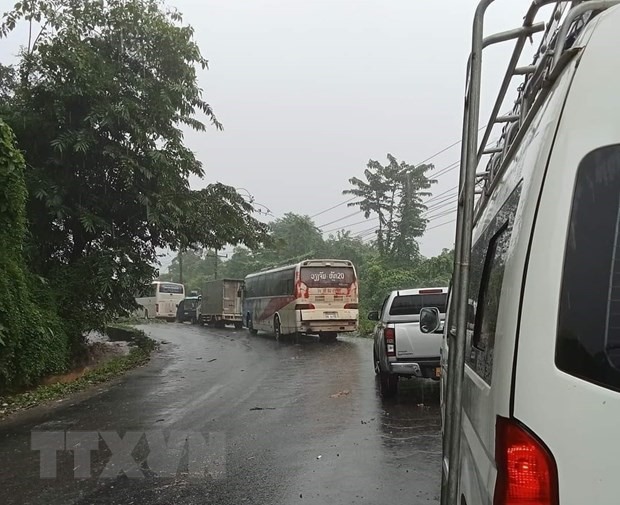 Mưa lớn làm giao thông tắc nghẽn tại tỉnh Bolykhamxay, Trung Lào. (Ảnh TTXVN phát)