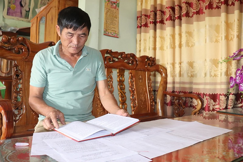 Ông Hạnh cung cấp bằng chứng bà Hoàng Thị Kính có tên trên nhà bia liệt sĩ của ngành y tế Vĩnh Linh đặt tại Trung tâm Y tế huyện Vĩnh Linh -Ảnh: N.P