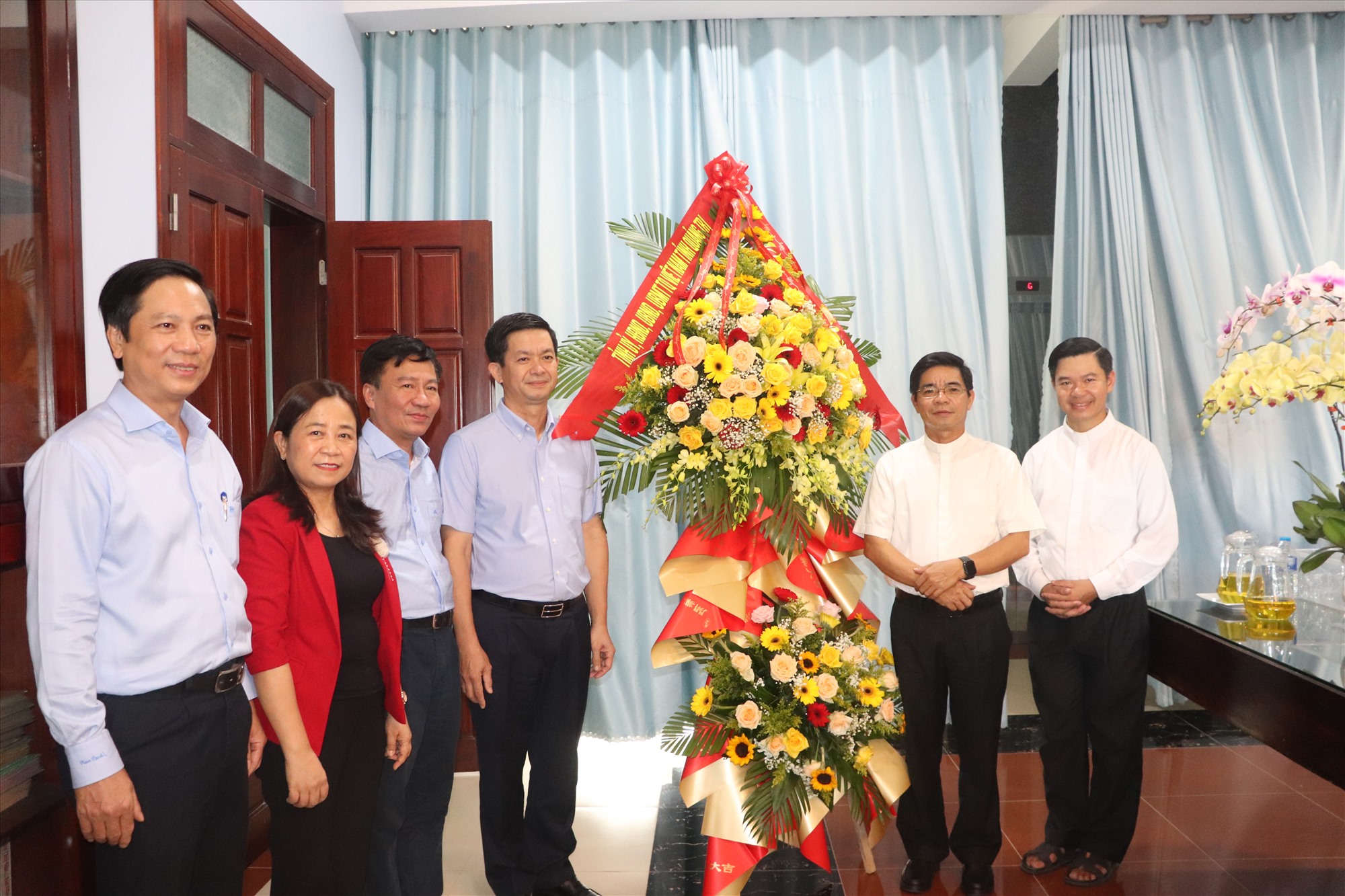 Lãnh đạo tỉnh tặng hoa cho Linh mục Phạm Ngọc Hải, Quản nhiệm Trung tâm Hành hương Đức mẹ La Vang - Ảnh: T.P