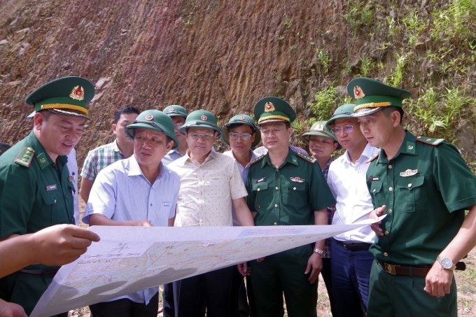 Lãnh đạo tỉnh Thừa Thiên Huế khảo sát ở cửa khẩu. Ảnh: Vạn An