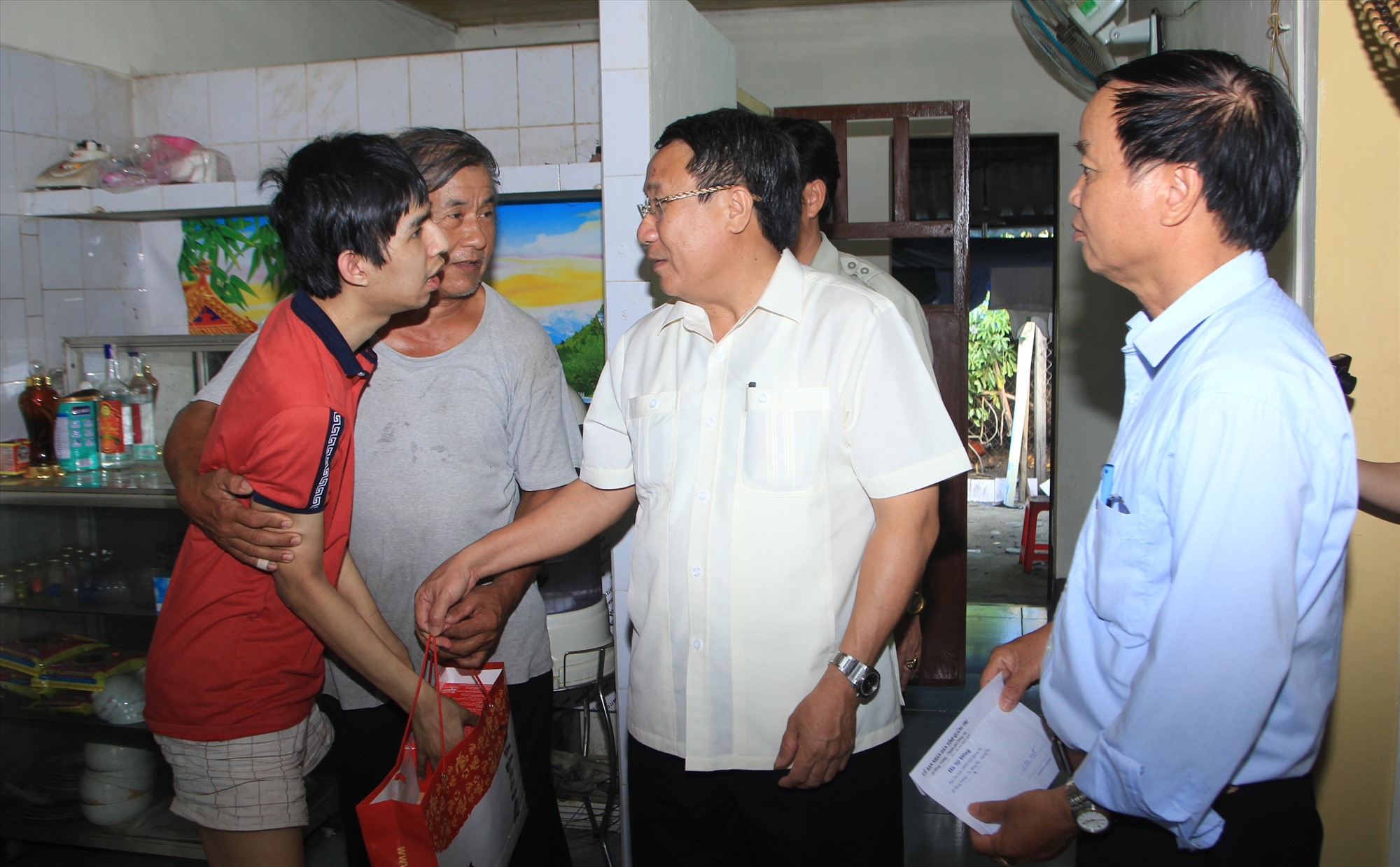 Phó Chủ tịch Thường trực UBND tỉnh Hà Sỹ Đồng thăm, tặng quà cho nạn nhân chất độc da cam/dioxin - Ảnh: Vân Phong
