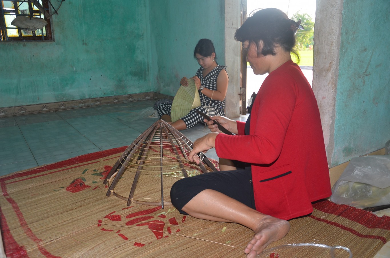 Nghề chằm nón lá truyền thống làng Bố Liêu đến nay vẫn được tiếp nối, có thể nghiên cứu để làm du lịch - Ảnh: T.V