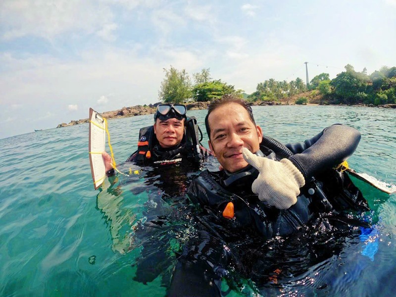 Anh Trần Khương Cảnh (phía trước) và đồng nghiệp chuẩn bị bước vào một buổi lặn biển - Ảnh: Q.H