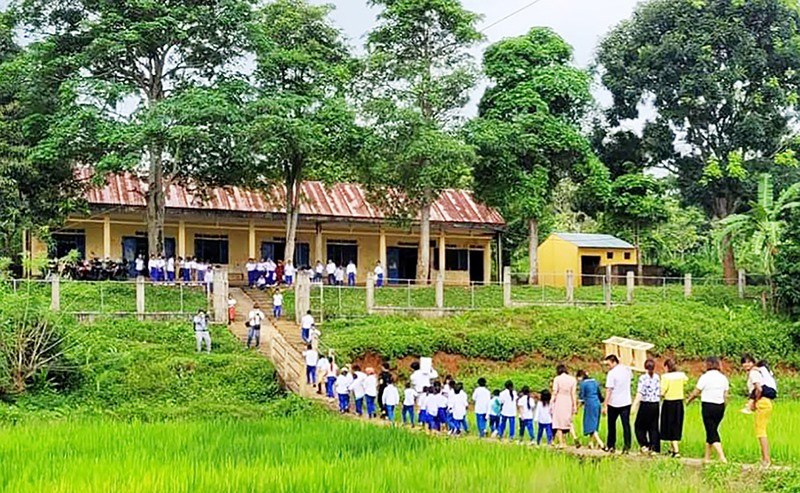 Học sinh vận chuyển sách đến điểm trường Bản Cheng, Trường TH&THCS Tân Liên, huyện Hướng Hóa. Ảnh: N.T.H