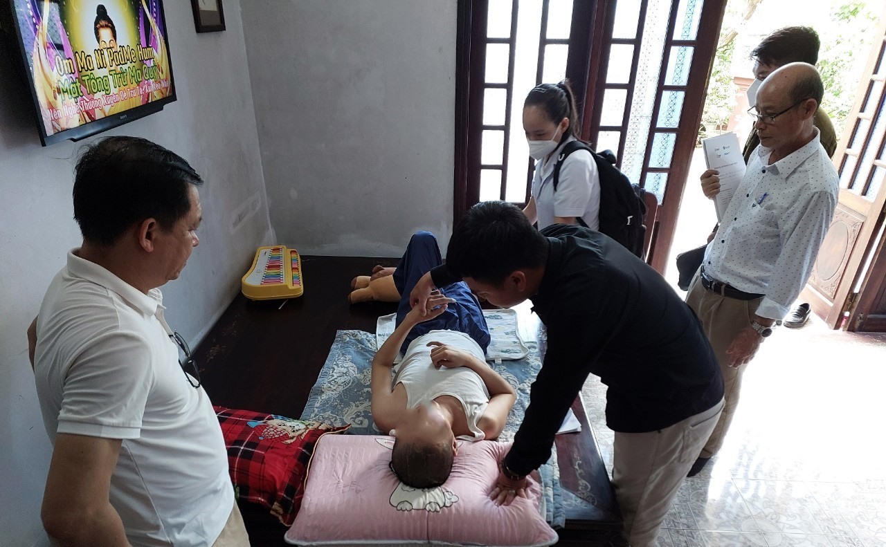 Khám sàng lọc cho người khuyết tật trên địa bàn thị xã Quảng Trị - Ảnh: MCNV
