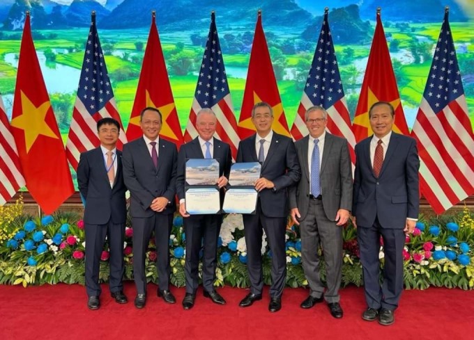 Đại diện Vietnam Airlines và Boeing ký thỏa thuận mua 50 tàu bay Boeing 737 Max trị giá 10 tỷ USD, nhân chuyến thăm cấp Nhà nước của Tổng thống Mỹ Joe Biden, ngày 11.9. Ảnh: VNA