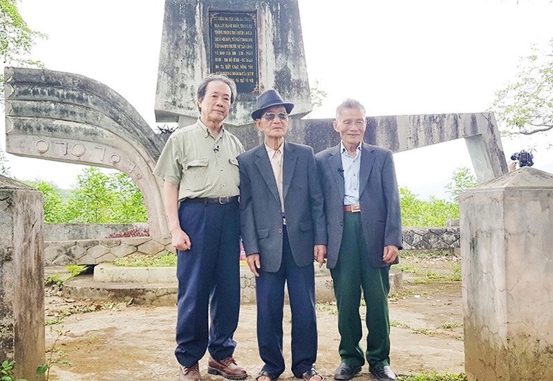Ông Nguyễn Xuân Phong (thứ nhất bên trái sang) cùng ông Nguyễn Công Đoàn và ông Dương Tú Anh, nguyên cán bộ lãnh đạo huyện Cam Lộ thăm lại di tích Đồi 241 -Ảnh: T.L