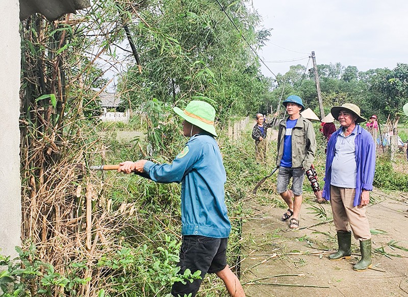 Người dân xã Gio Quang, huyện Gio Linh phát huy vai trò chủ thể trong thực hiện chỉnh trang nông thôn để xây dựng NTM - Ảnh: T.L