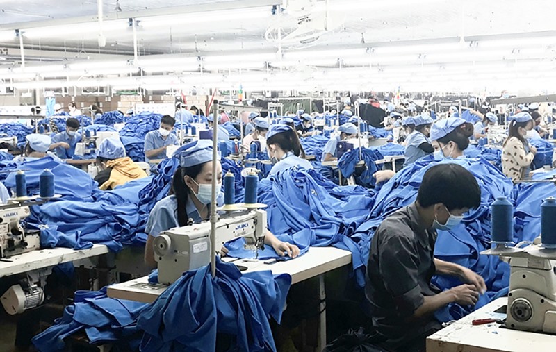 Công ty may Hòa Thọ Triệu Phong luôn đảm bảo việc làm và thu nhập cho công nhân -Ảnh: N.V