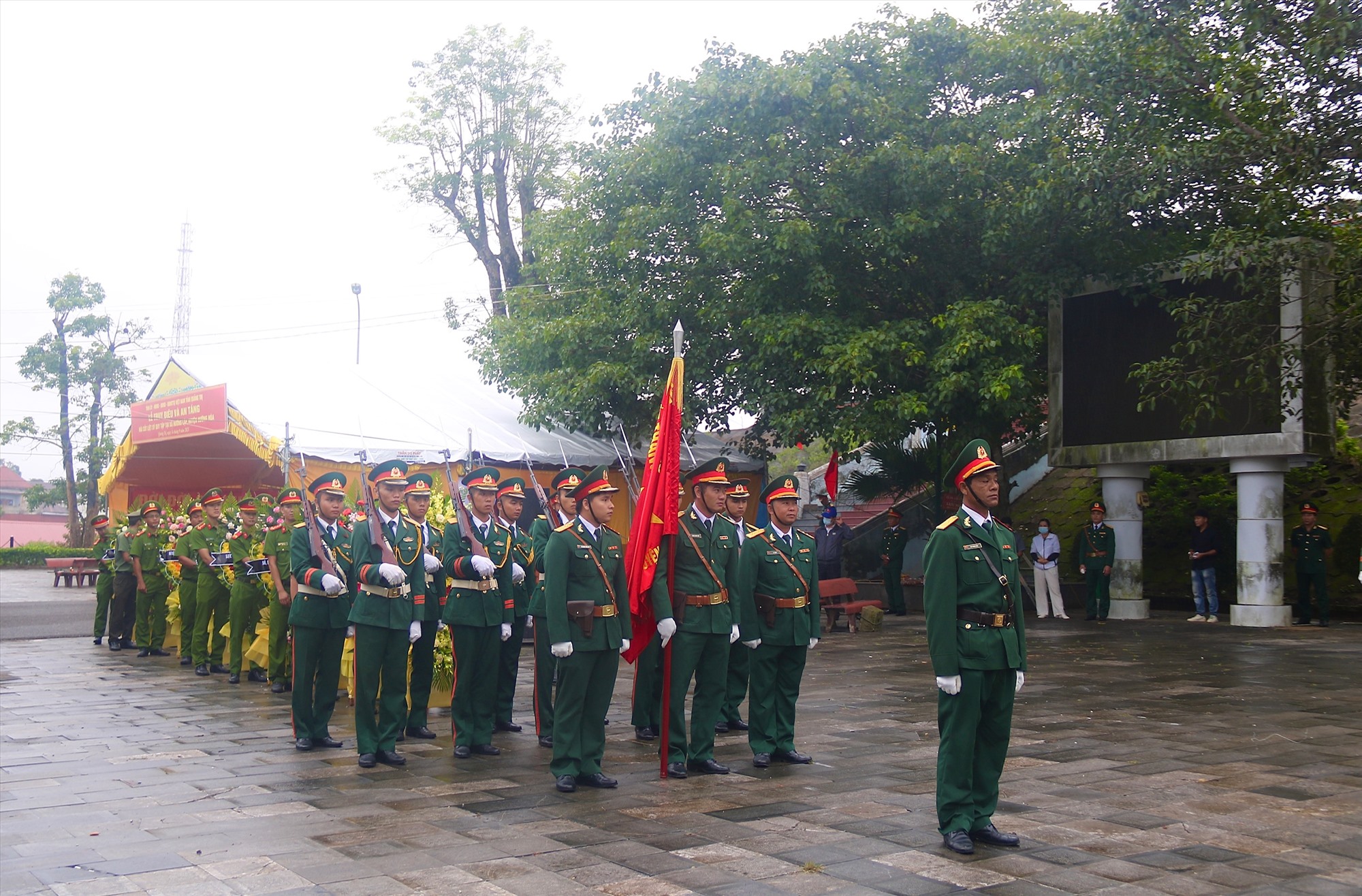 Công tác chuẩn bị di chuyển hài cốt liệt sĩ đến nơi an táng được thực hiện trang nghiêm - Ảnh: N.B