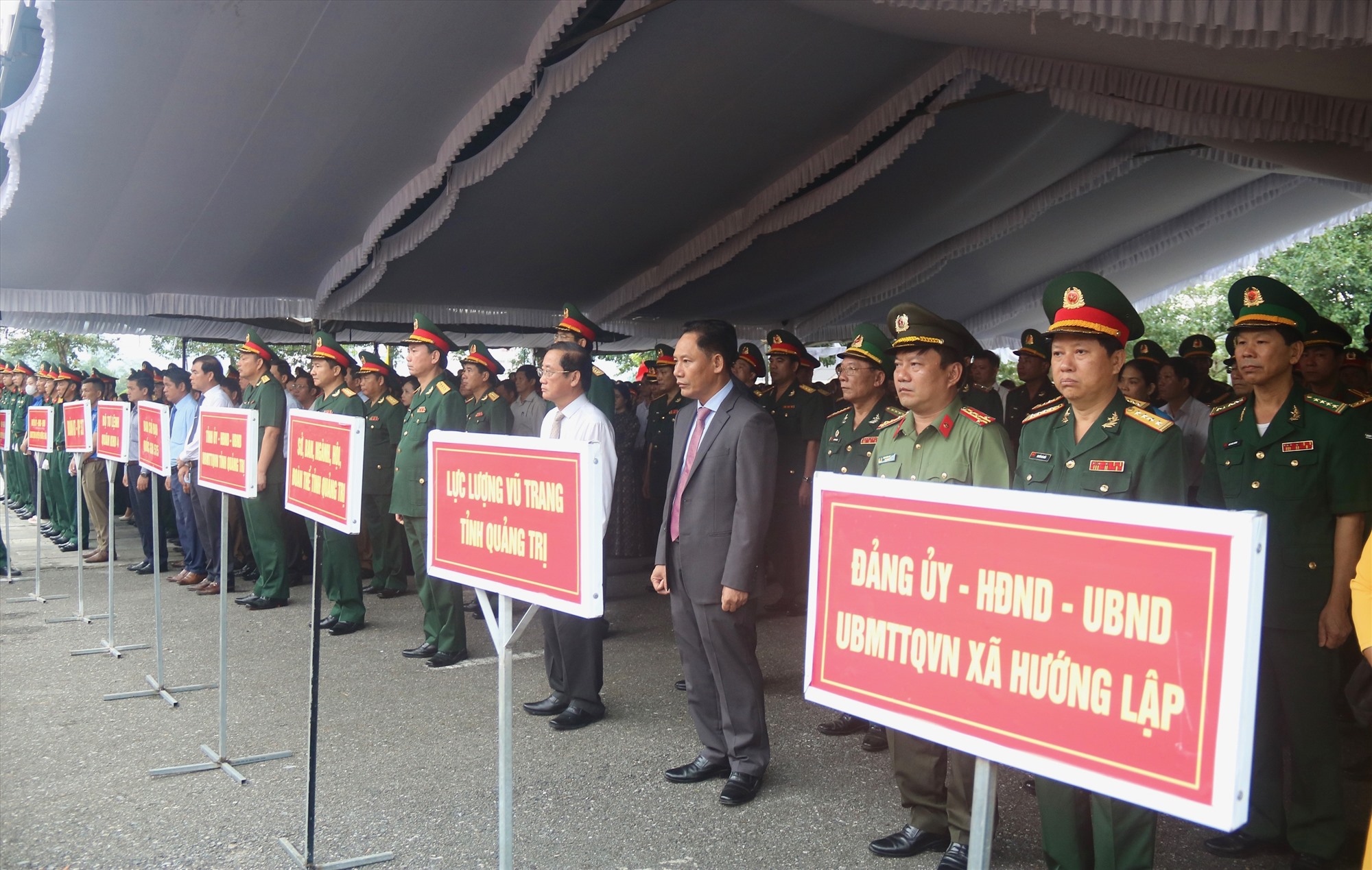 Các đại biểu tham dự lễ truy điệu, án táng 30 liệt sĩ được tổ chức tại Nghĩa trang Liệt sĩ huyện Hướng Hóa - Ảnh: N.B