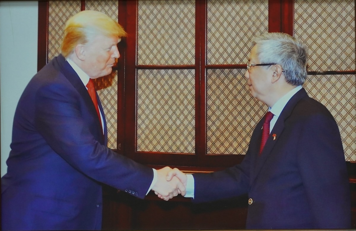 Tướng Vịnh bắt tay với nguyên Tổng thống Mỹ Donald Trump