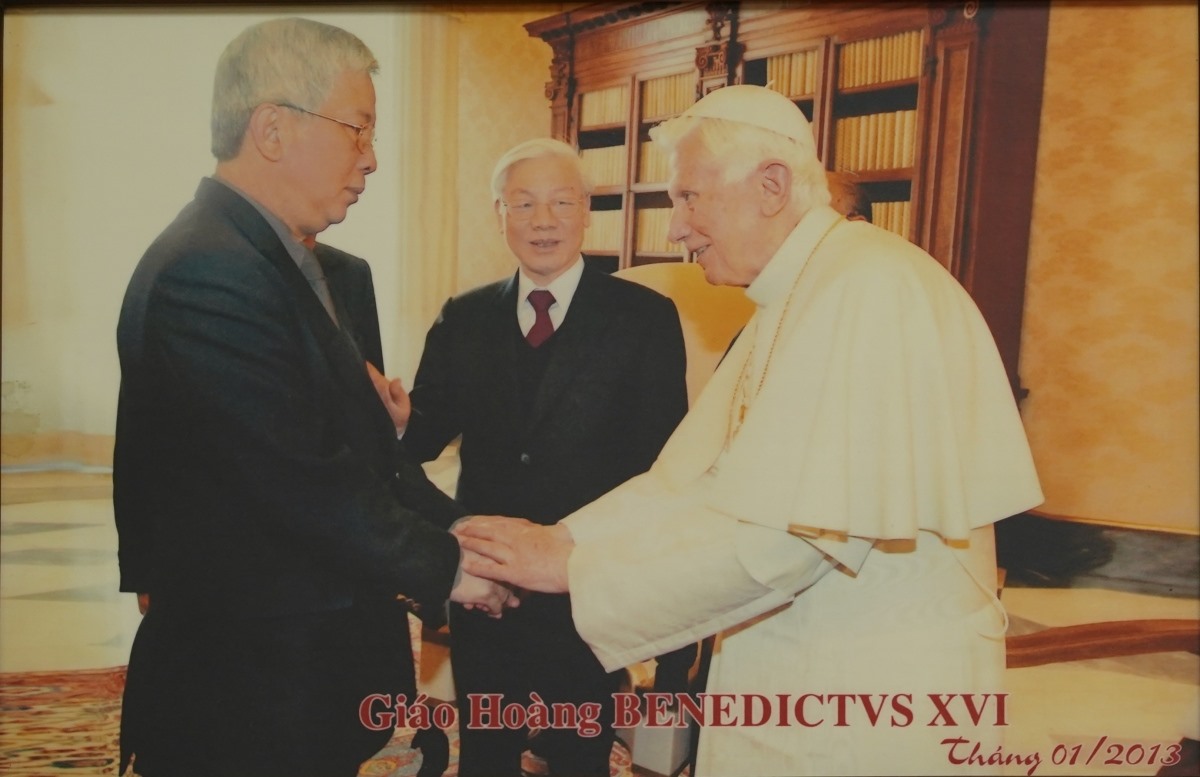 Tướng Nguyễn Chí Vịnh bắt tay với Giáo hoàng Benedict XVI khi tháp tùng Tổng Bí thư Nguyễn Phú Trọng thăm Tòa thánh Vatican.
