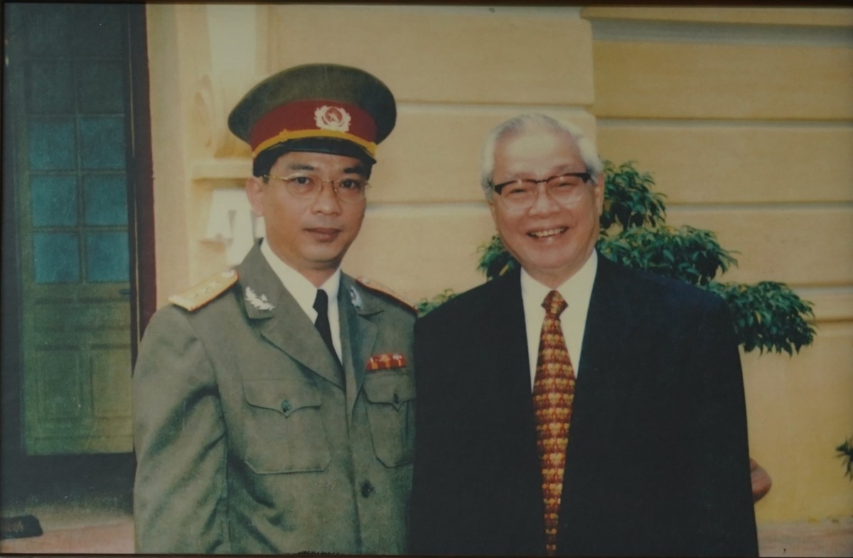 Ông Nguyễn Chí Vịnh khi đang công tác tại Cục 12, Tổng Cục 2 với cố Thủ tướng Võ Văn Kiệt