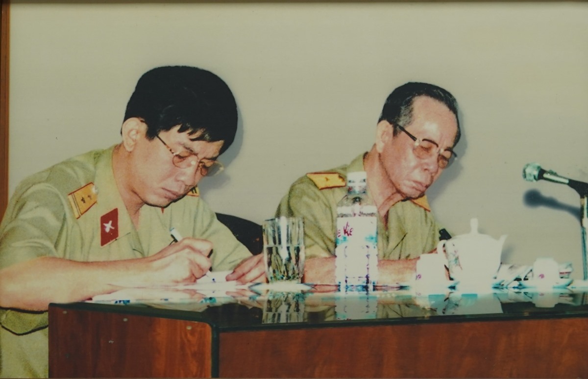 Thượng tướng Nguyễn Chí Vịnh trong một buổi họp với người thầy của ông - Thiếu tướng Đặng Trần Đức (Ba Quốc)