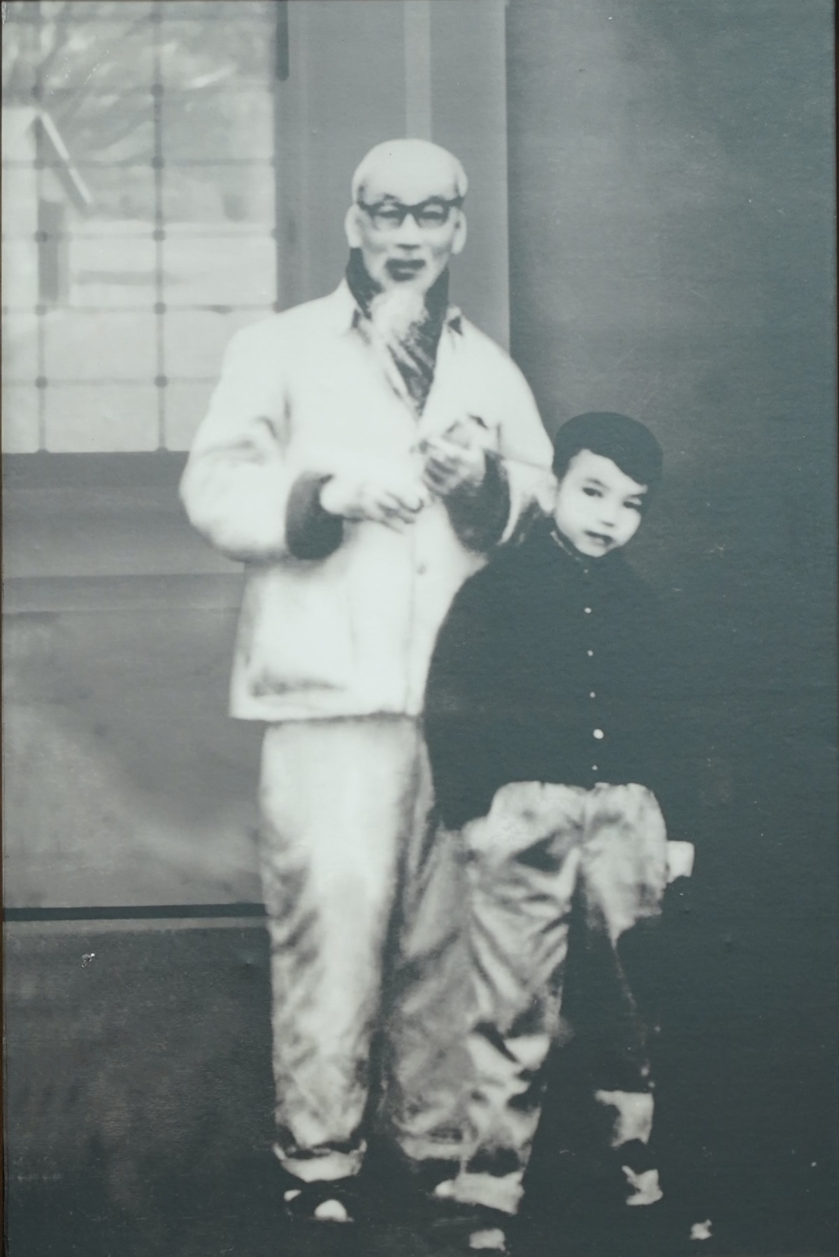 Thượng tướng Nguyễn Chí Vịnh chụp ảnh với Bác Hồ khi còn nhỏ.