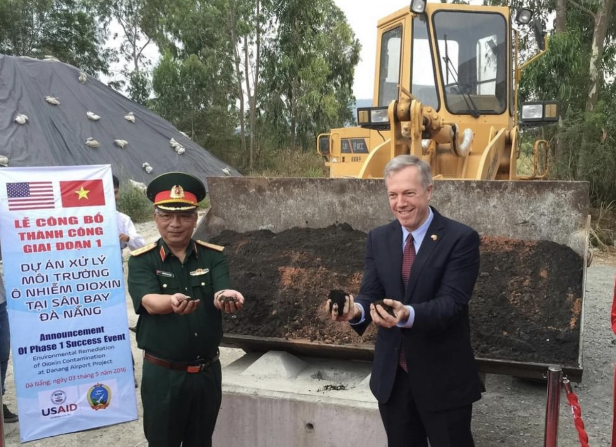 Thượng tướng và Đại sứ Mỹ tại Việt Nam Ted Osius năm 2016.