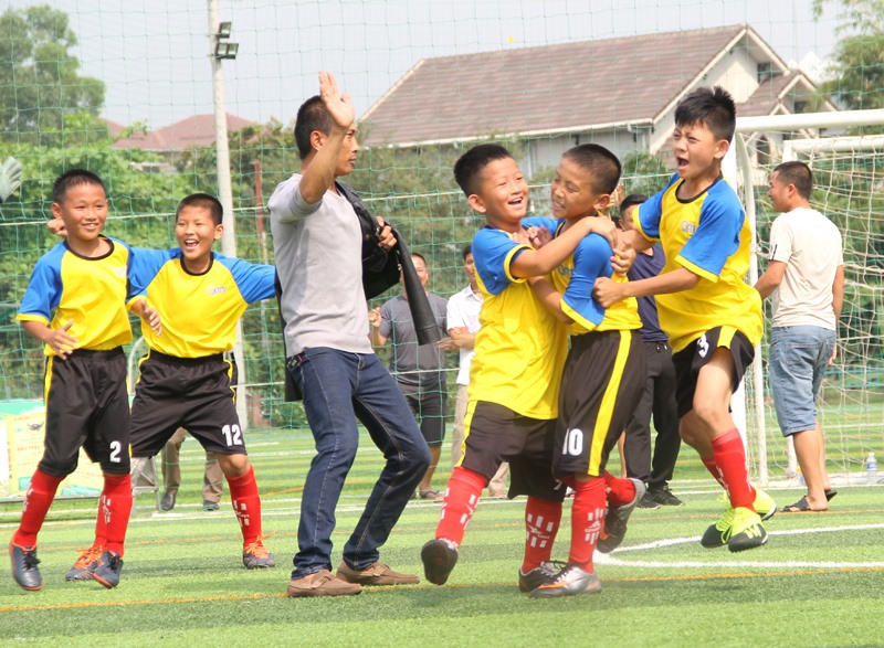 Cầu thủ Thái Hiếu (số 10) và đội bóng U11 huyện Hướng Hóa đoạt giải ba tại Giải bóng đá nam U11-Cúp QRTV lần thứ V-2019 - Ảnh: D.C