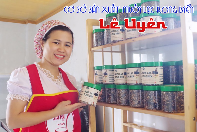 Sản phẩm muối lạc rong biển của cơ sở chị Lê Thị Uyên được người tiêu dùng ưa chuộng -Ảnh: T.H
