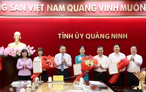 Các vị lãnh đạo tỉnh trao quyết định bổ nhiệm chức danh Phó Giám đốc các Sở: Nội vụ, Văn hóa và Thể thao, Tài nguyên và Môi trường. (Nguồn: Báo Quảng Ninh)