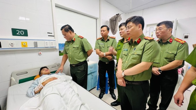 Công an Hà Nội thăm các chiến sĩ PCCC bị thương (Ảnh: CA Hà Nội)
