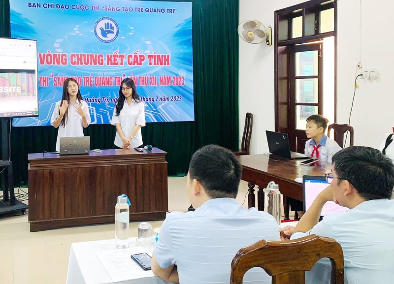 Đỗ Hoàn Gia Trí (bên trái) và Trần Thị Phương Nhi đang thuyết trình sản phẩm tại cuộc thi -Ảnh: TÚ LINH