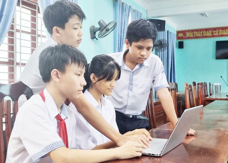 Nhóm học sinh Trường Tiểu học và THCS Bùi Dục Tài, huyện Hải Lăng luôn có tinh thần phối hợp, trách nhiệm khi tham gia cuộc thi - Ảnh: TÚ LINH