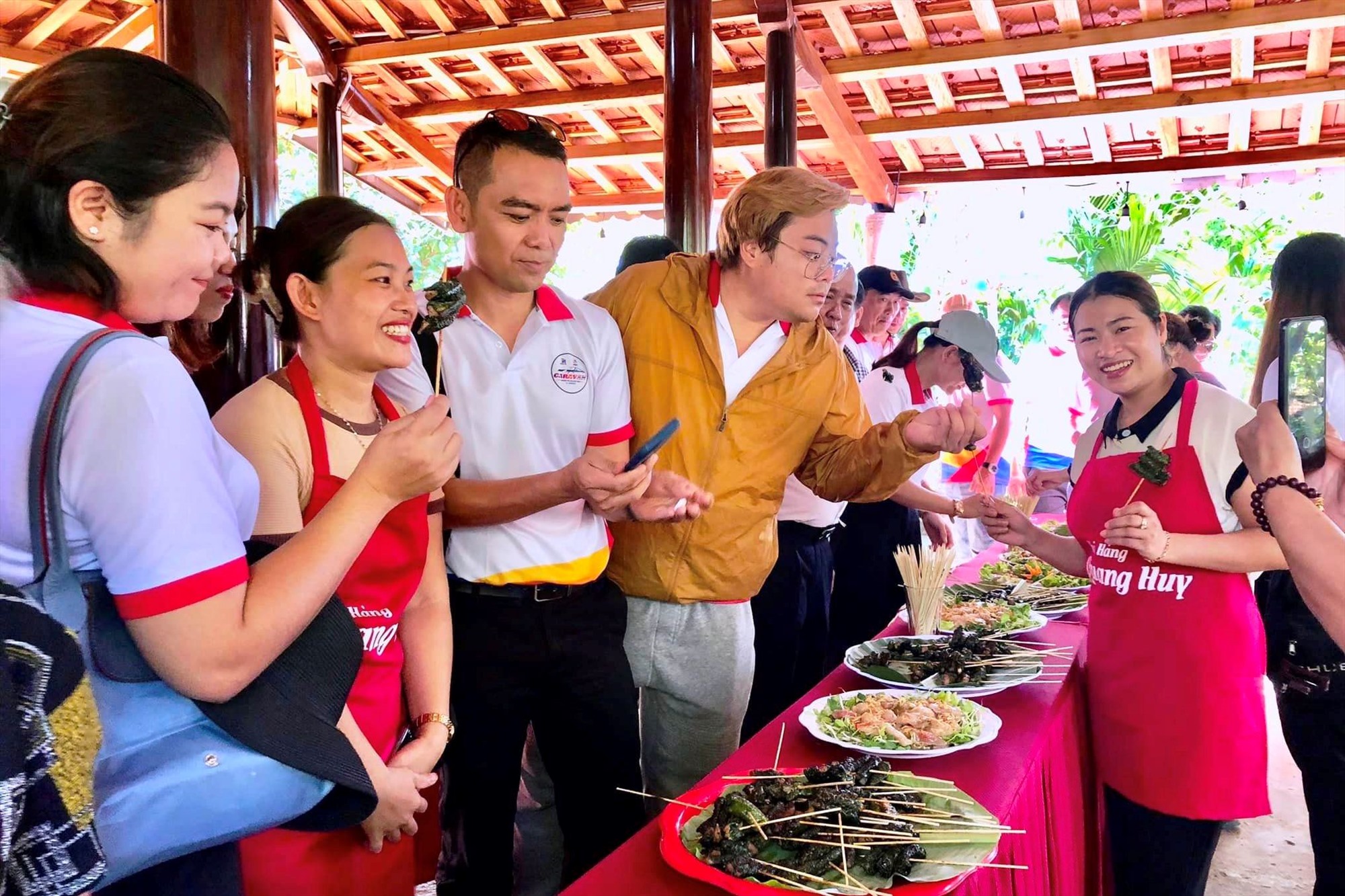 Đoàn Caravan tham quan, trải nghiệm tại ẩm thực và giếng cổ tại xã Gio An, huyện Gio Linh - Ảnh: ĐV
