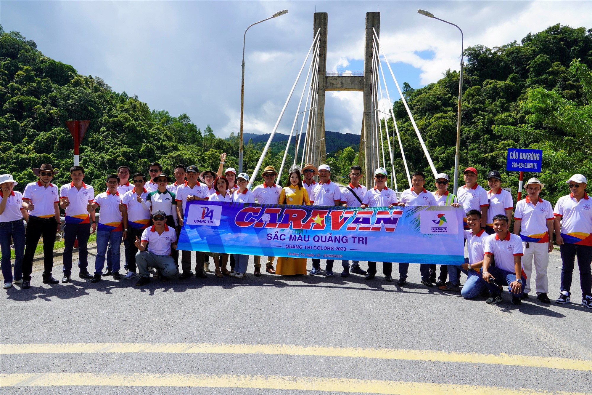 Đoàn Caravan chụp hình lưu niệm tại Cầu treo Đakrông - Ảnh: ĐV