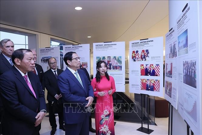 Thủ tướng Phạm Minh Chính và các đại biểu tham quan Trưng bày ảnh quan hệ Việt Nam - Hoa Kỳ và đất nước con người Việt Nam