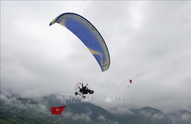 Một màn biểu diễn dù bay của các phi công.