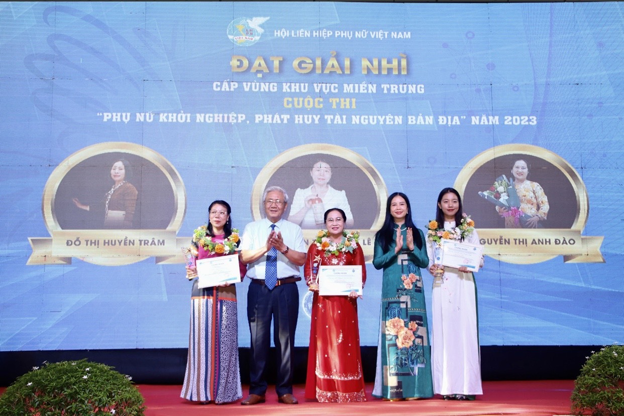 Chị Nguyễn Thị Anh Đào (giữa) nhận giải Nhì tại Cuộc thi “Phụ nữ khởi nghiệp, phát huy tài nguyên bản địa” cấp vùng khu vực miền Trung - Ảnh: Thu Thảo