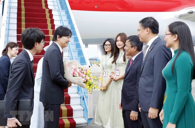 Lễ đón Hoàng Thái tử Nhật Bản Akishino và Công nương Kiko tại sân bay quốc tế Nội Bài (Hà Nội). (Ảnh: An Đăng/TTXVN)