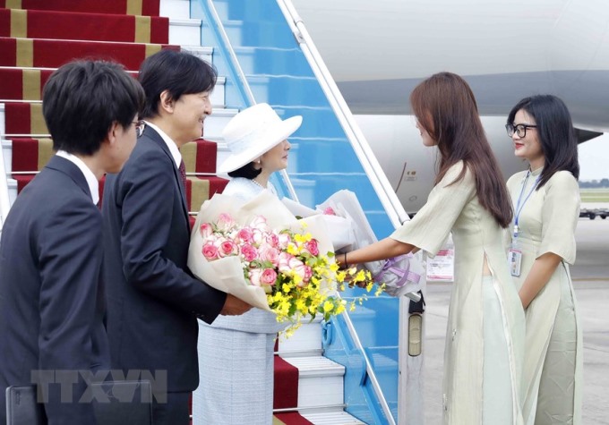 Thứ trưởng Thường trực Bộ Ngoại giao Nguyễn Minh Vũ đón Hoàng Thái tử Nhật Bản Akishino và Công nương Kiko tại sân bay quốc tế Nội Bài. (Ảnh: An Đăng/TTXVN)