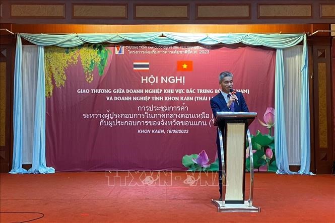 Tổng Lãnh sự Chu Đức Dũng phát biểu tại hội nghị giao thương giữa doanh nghiệp khu vực Bắc Trung Bộ Việt Nam với các doanh nghiệp tỉnh Khon Kaen. Ảnh: TTXVN phát