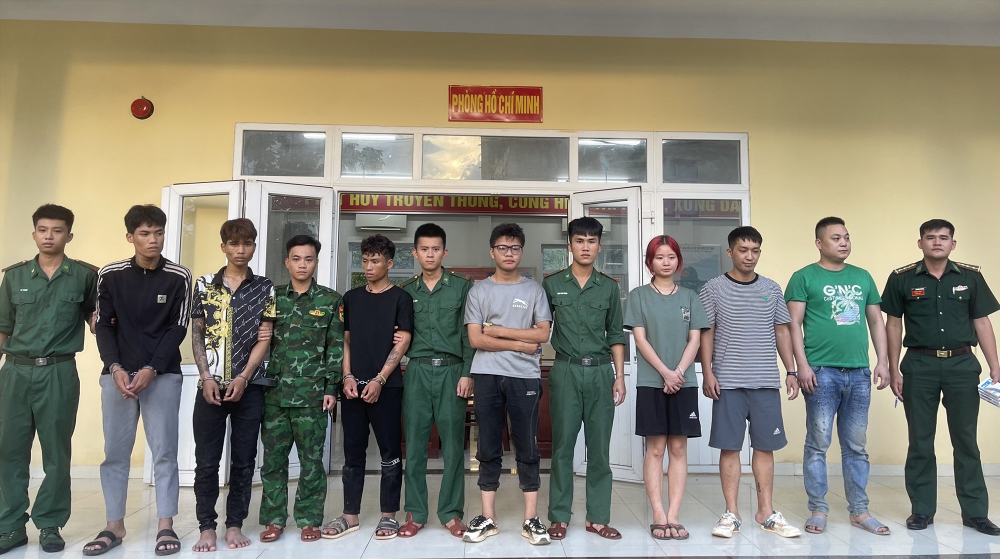 7 đối tượng (ở các vị trí: 2, 3, 5, 7, 9, 10, 11 từ trái qua) bị bắt giữ khi đang chuẩn bị vượt biên trái phép từ Việt Nam sang Lào-Ảnh: Mạnh Hùng