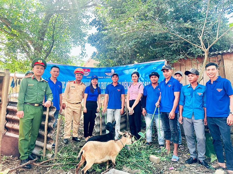 Cán bộ đoàn huyện Vĩnh Linh trao tặng con giống cho người dân có hoàn cảnh khó khăn ở xã Vĩnh Ô - Ảnh: Q.Đ