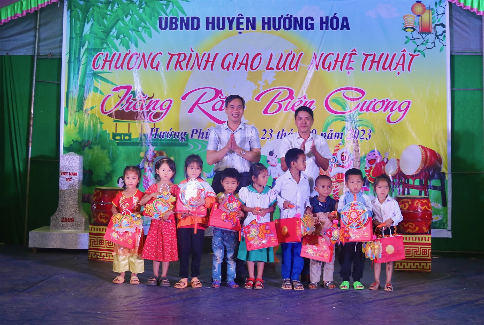 Phó Bí thư Thường trực Tỉnh ủy Nguyễn Đăng Quang tặng quà cho các em học sinh có hoàn cảnh khó khăn - Ảnh: N.B