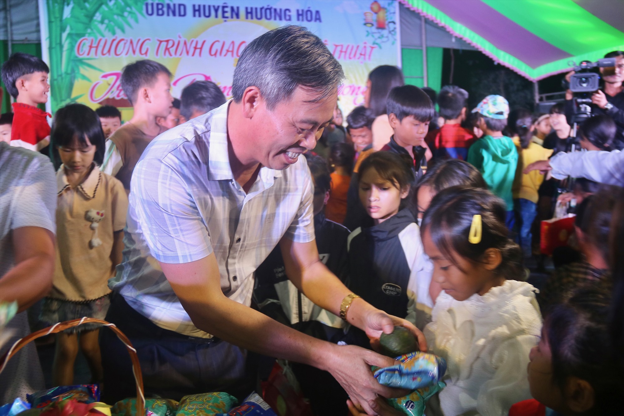 Phó Bí thư Thường trực Tỉnh ủy Nguyễn Đăng Quang tặng bánh kẹo cho các em thiếu nhi - Ảnh: N.B