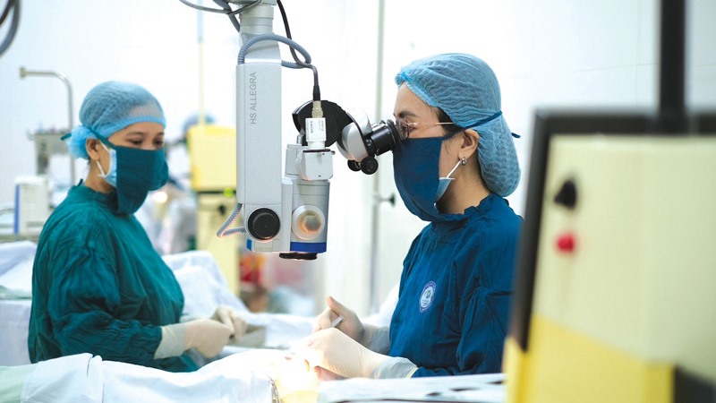 Bác sĩ Bùi Thị Vân Anh đã tích cực vào việc xây dựng quy trình kỹ thuật và triển khai các kỹ thuật mới trong nhãn khoa tại Quảng Trị - Ảnh: H.T