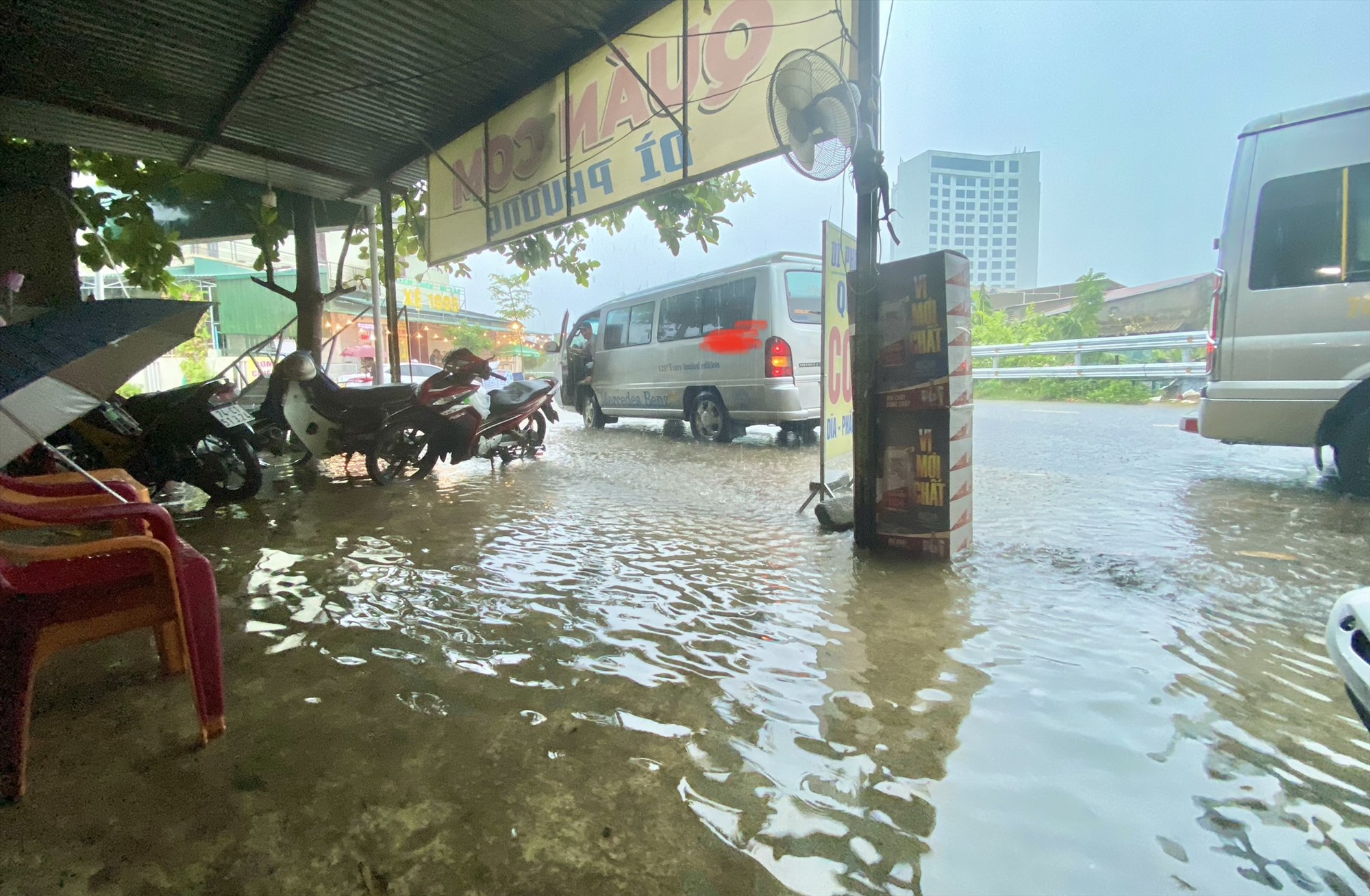 Nước mưa gây ngập úng tại nơi giao nhau giữa tuyến đường Trần Phú và Lê Thế Hiếu, Phường 1, TP. Đông Hà - Ảnh: N.B (Ảnh chụp lúc 12 giờ 3 phút ngày 25/9)