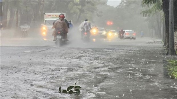 Đường Lê Duẩn (thành phố Huế) ngập nước khiến người dân đi lại khó khăn. (Ảnh: Mai Trang/TTXVN)