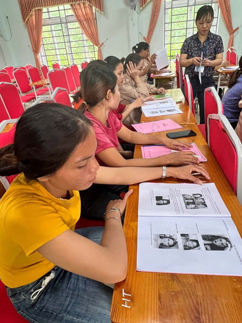 Lớp học trang điểm thẩm mỹ lần đầu tiên được Trung tâm Giáo dục nghề nghiệp - Giáo dục thường xuyên huyện Đakrông tổ chức -Ảnh: T.B